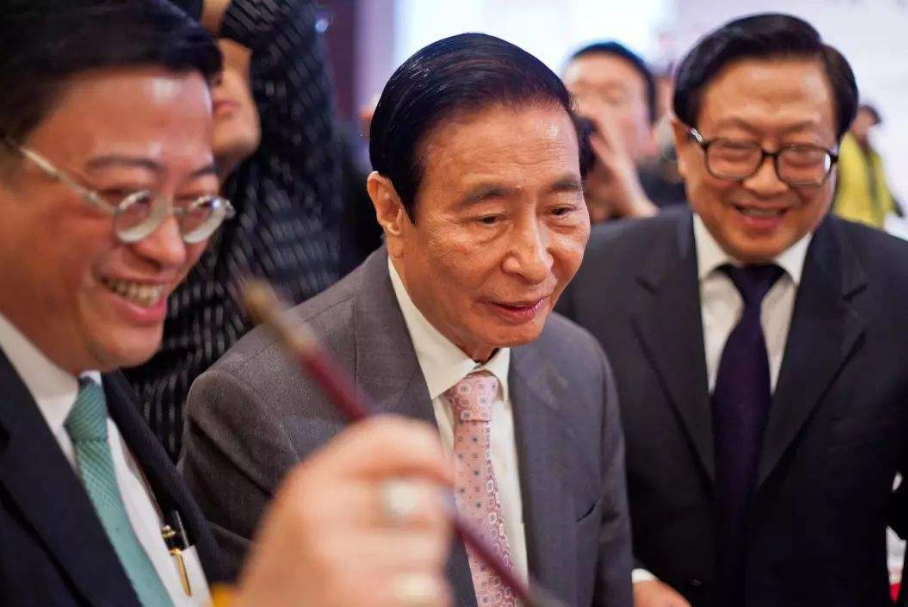 刘銮雄1年分红避税超200亿!李嘉诚坦言:香港富豪的实力被低估了