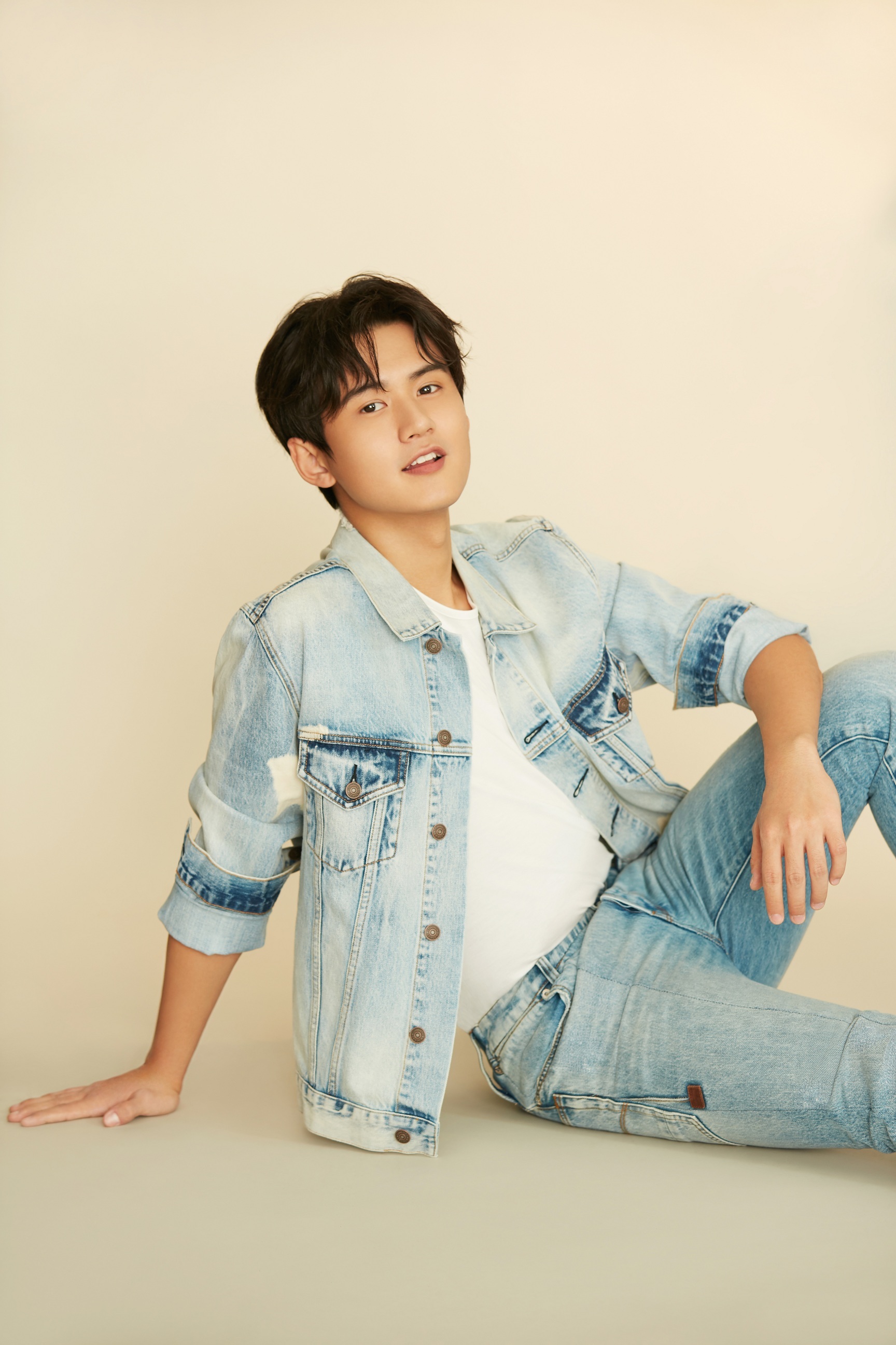 95后新锐演员刘尹昊《刀剑决》正式杀青 热血少侠独闯江湖