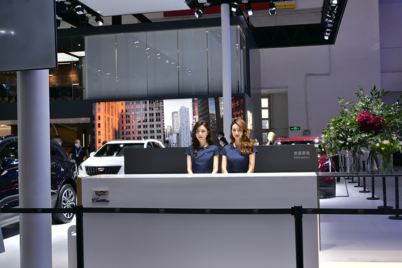 2020北京国际车展 接待台前美丽的小姐姐_汽车频道_凤凰网