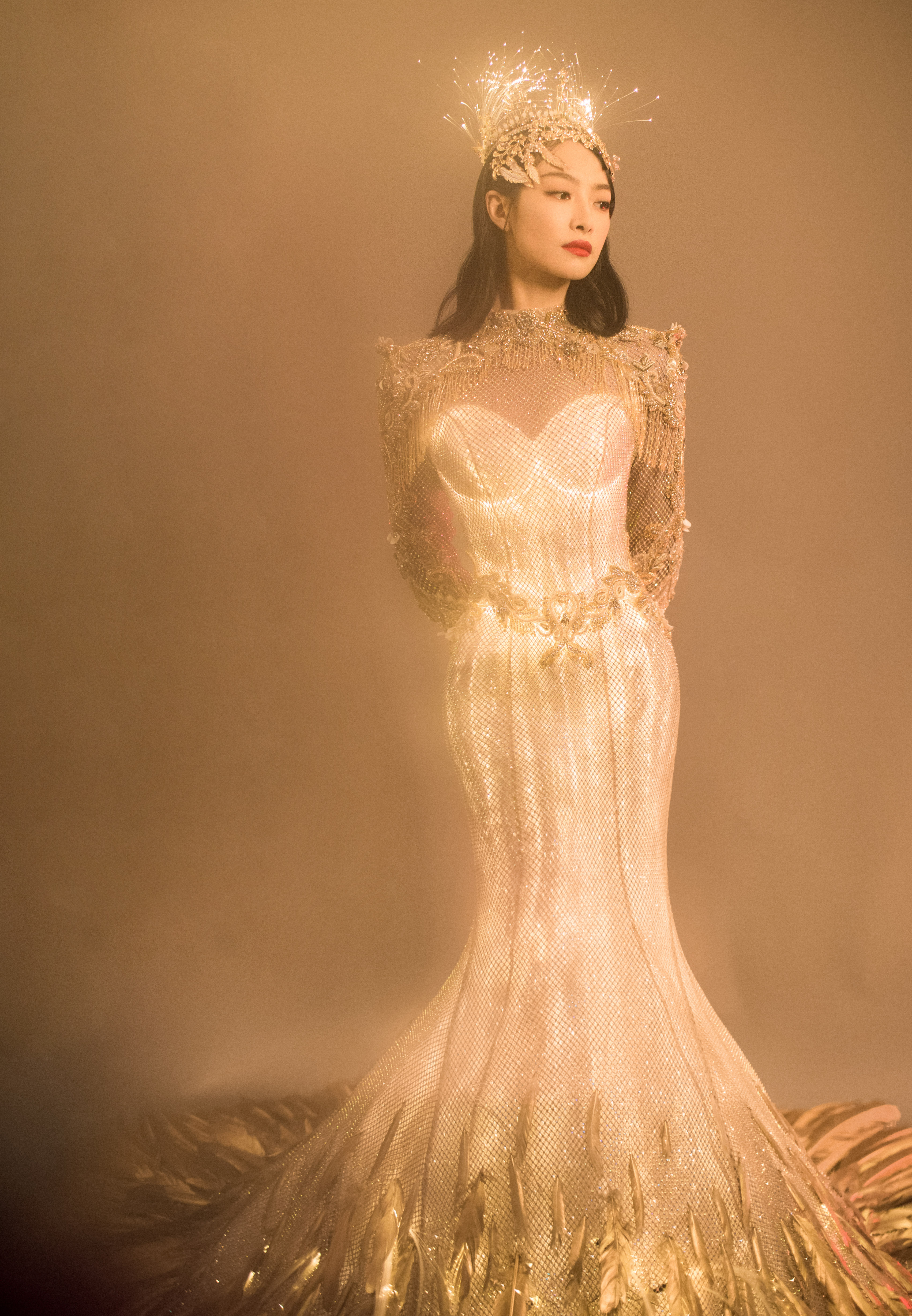 金鹰女神宋茜压轴亮相13届金鹰节开幕式 身披金光羽衣从天而降__凤凰