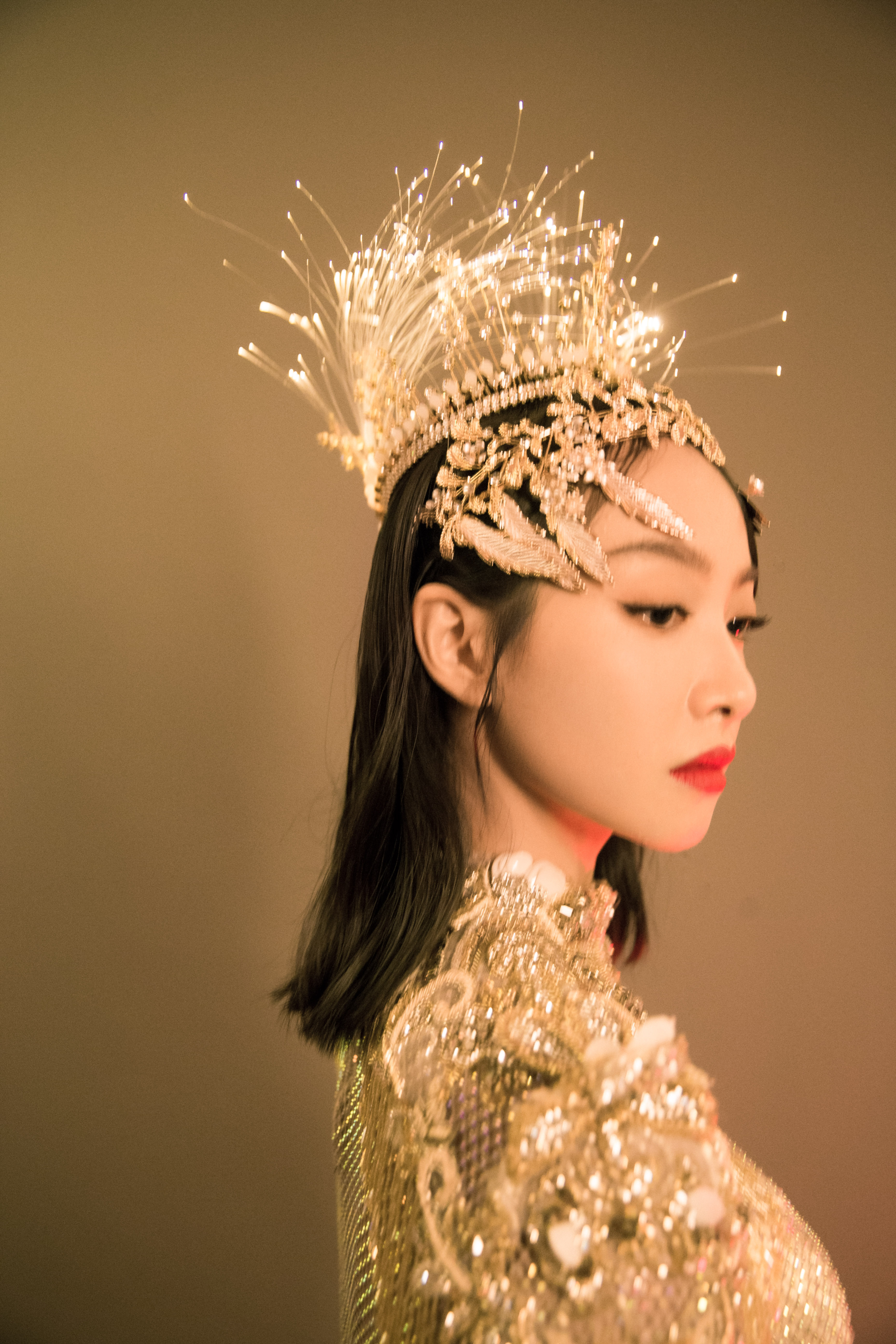 金鹰女神宋茜压轴亮相13届金鹰节开幕式 身披金光羽衣从天而降__凤凰