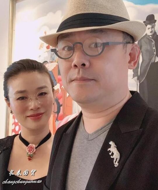 周立波与妻子亲密合影近照曝光,结婚十年夫唱妇随恩爱如初