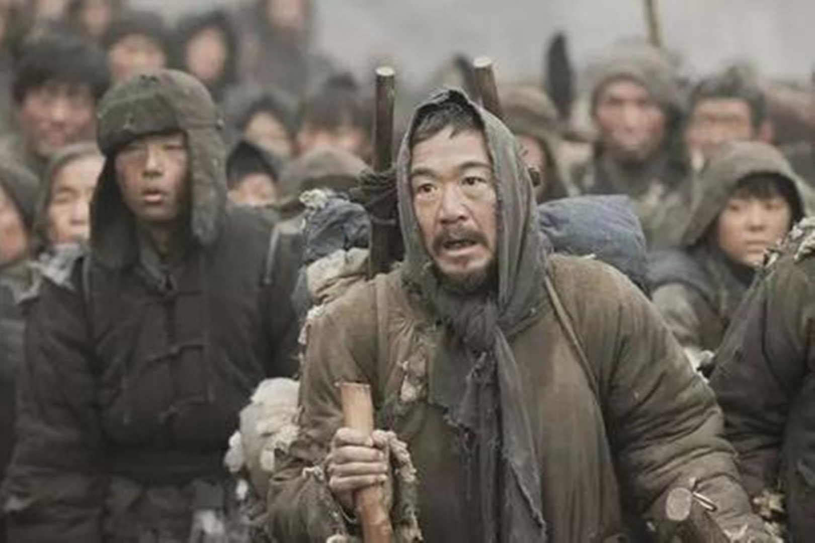 上世纪六七十年代，遭遇饥荒粮食颗粒无收，人们只能吃树皮啃皮带