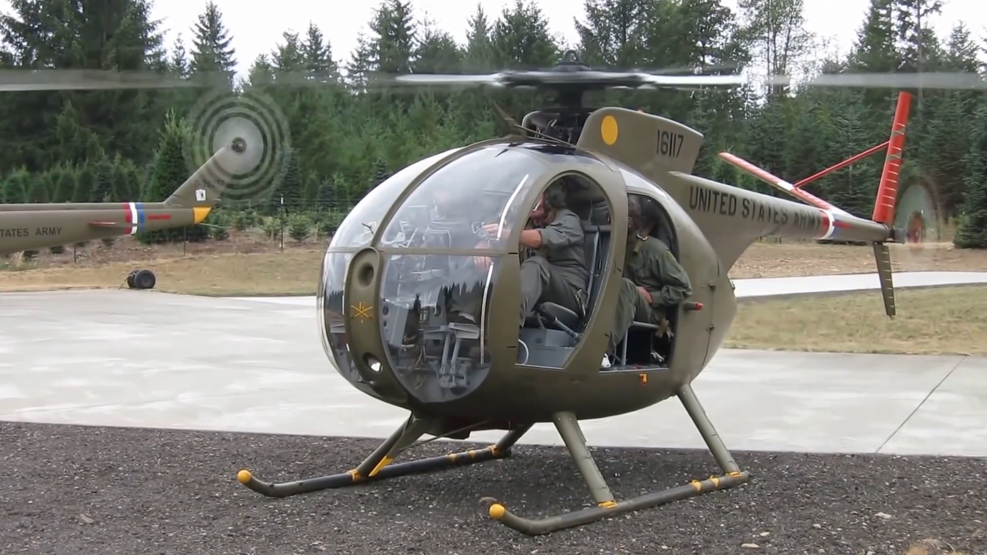 小巧而坚固的oh6直升机机身就像个鸡蛋