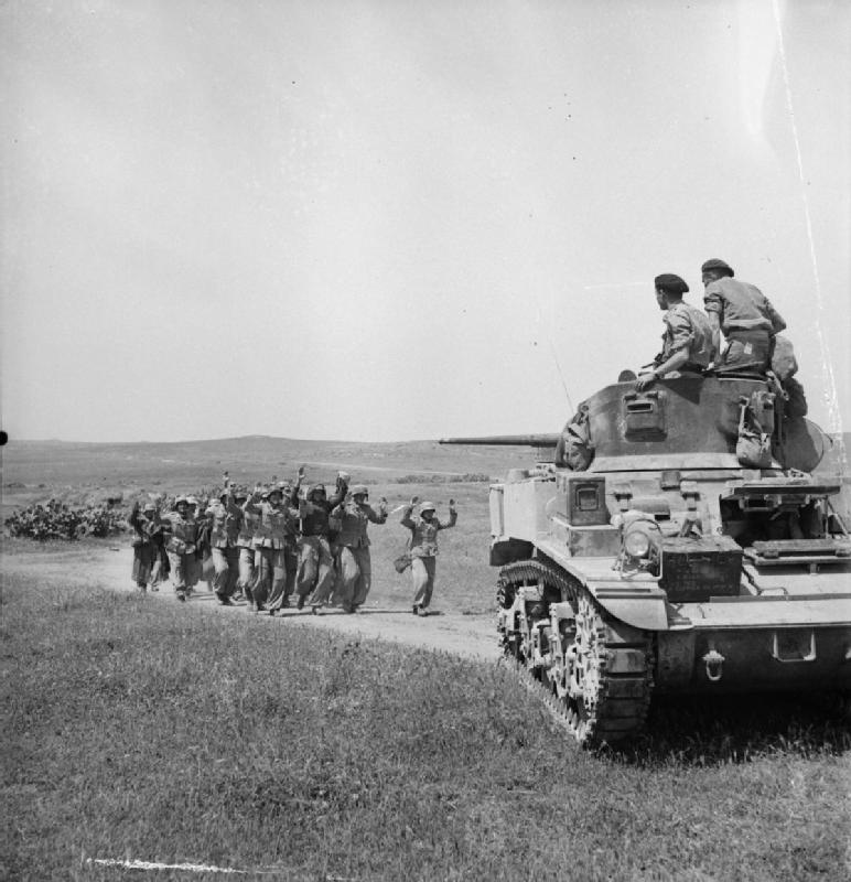 1943年5月,突尼斯,德意志非洲军团士兵成群结队向盟军部队投降