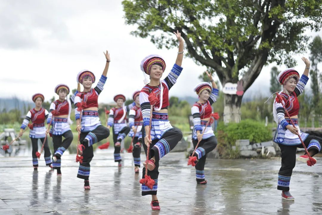 民族滇峰秀-白族:舞起霸王鞭为2020环滇超级马拉松助威!