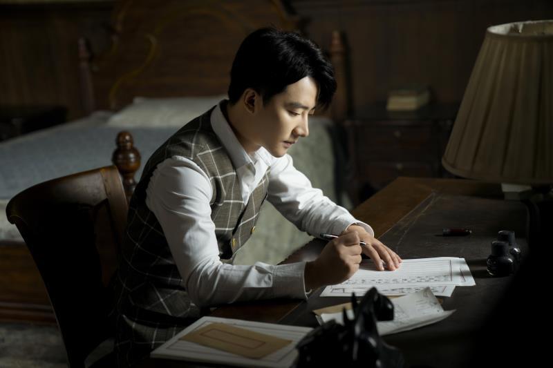 电视剧《瞄准》高燃热播 黄轩破除心魔持枪对狙