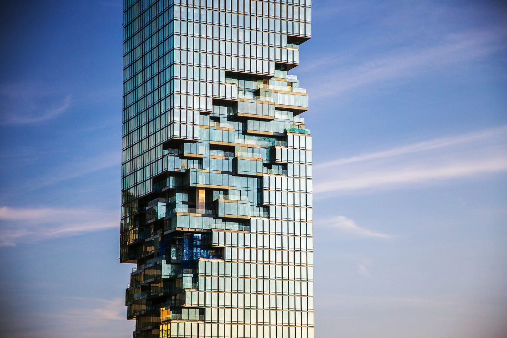 王权云顶大厦(mahanakhon)高314米,共77层,是曼谷最高楼,由泰国高端