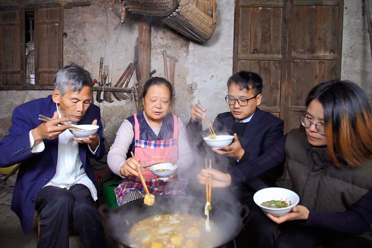 农村人吃饭不讲究，煮一锅大乱炖就够了，看一家人晚饭吃的啥