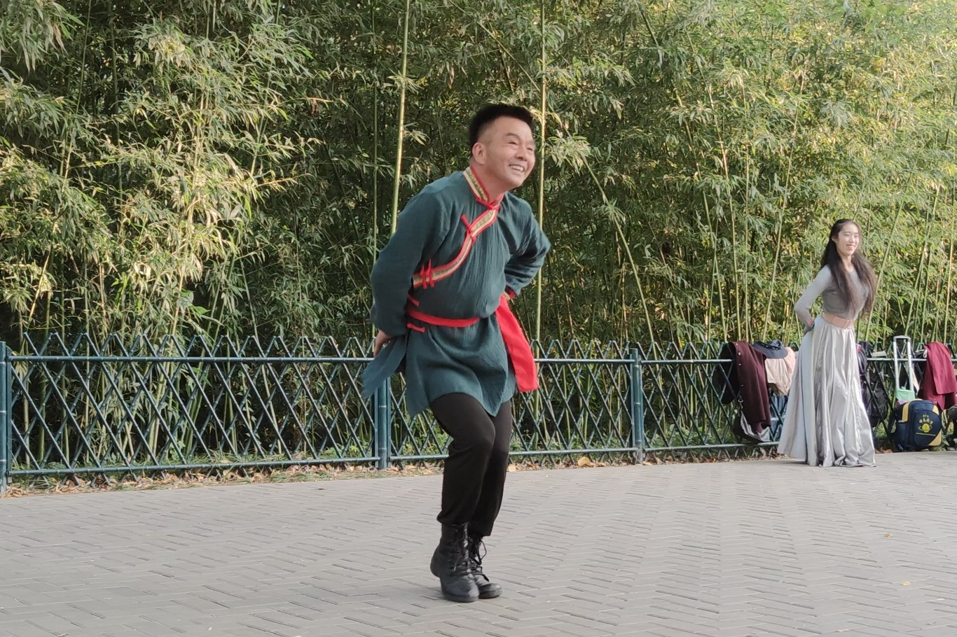 苏科老师独自表演广场舞《吉祥的祝福》音乐好听，舞步专业好看