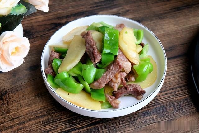 牛排土豆做成家常炒菜,肉香土豆糯,做法简单营养好吃__凤凰网