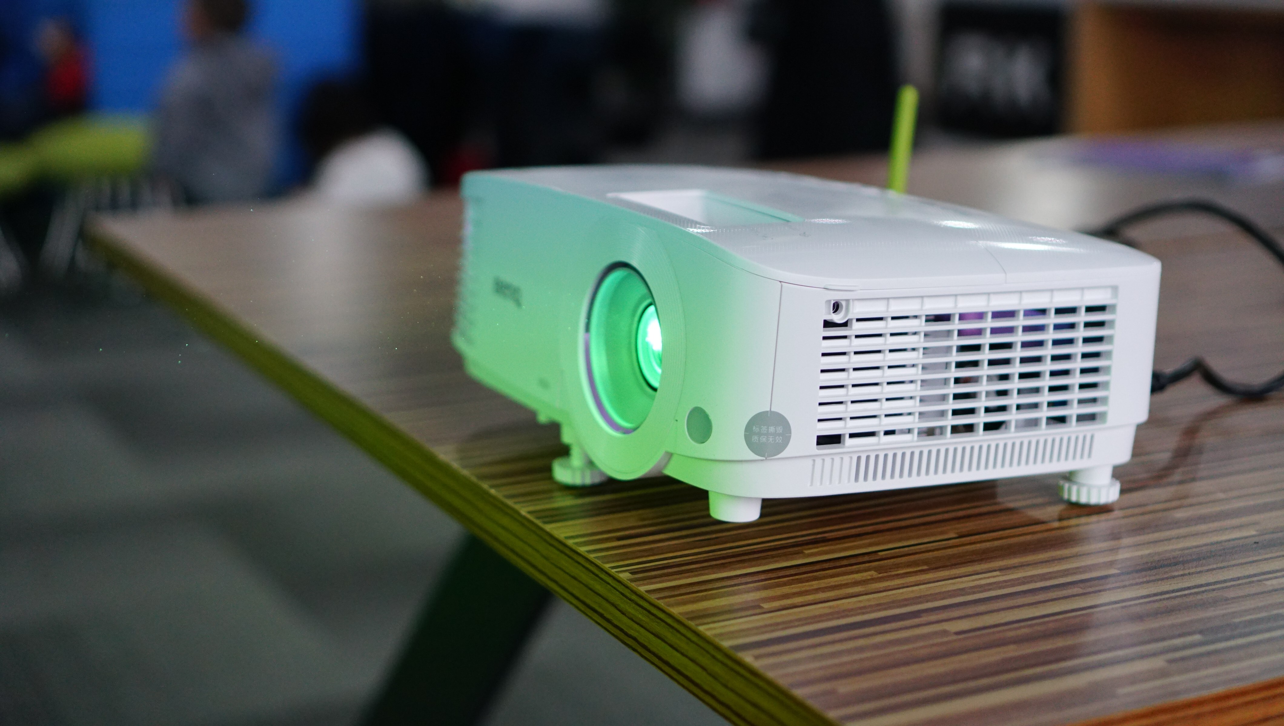 明基e530投影仪,家用办公两相宜