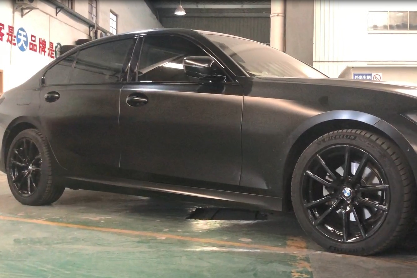 2020款宝马3系整车黑化轮毂中网车身亮条门把手改亮黑色