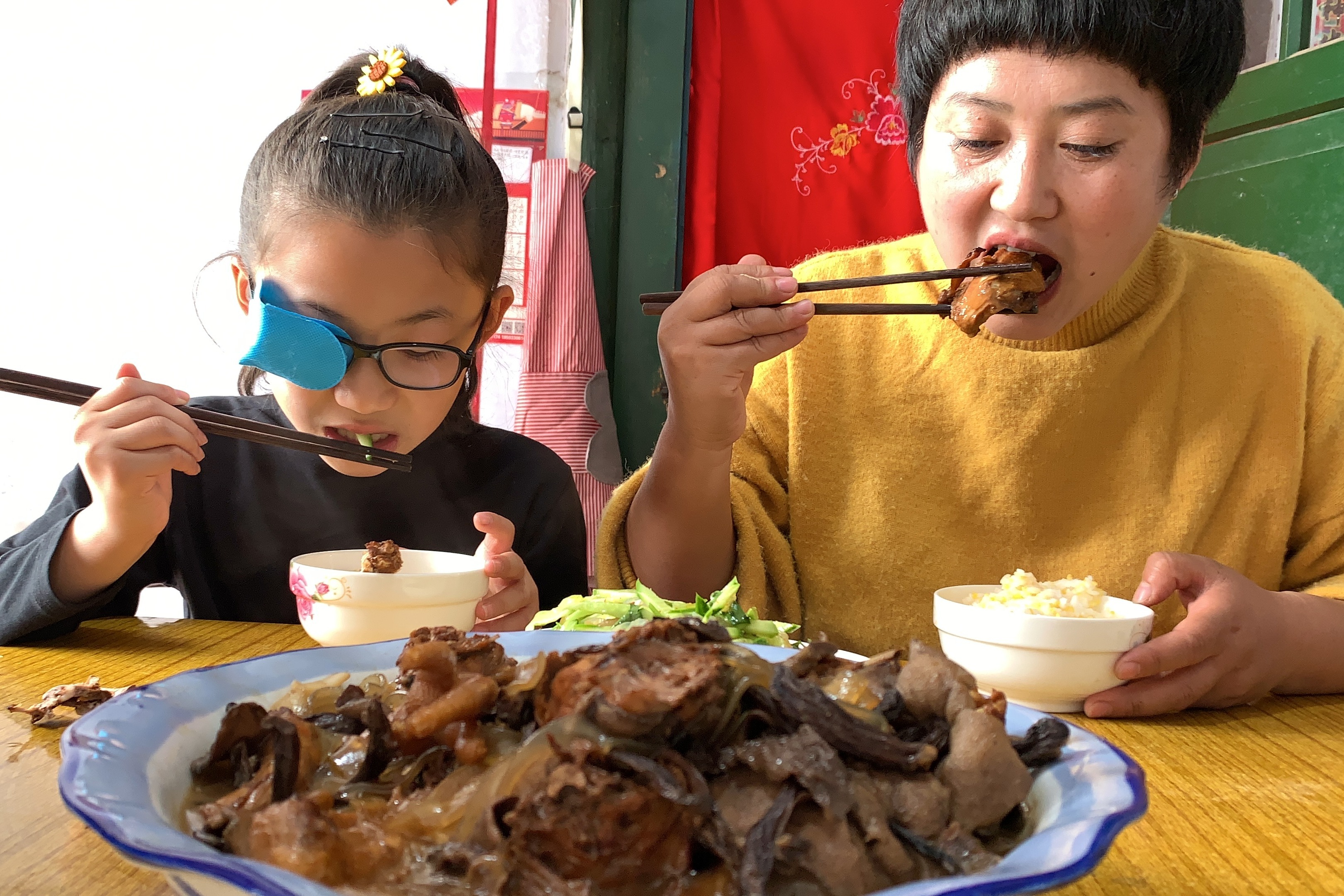 东北名菜小鸡炖蘑菇简单做法，鸡肉鲜嫩不柴，好吃又解馋