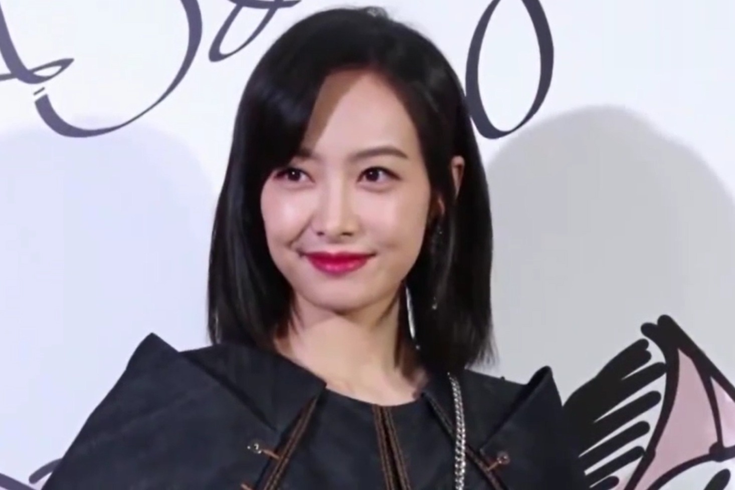 美女同框！宋茜晒和张佳宁合照，两人表情酷拽很是有趣