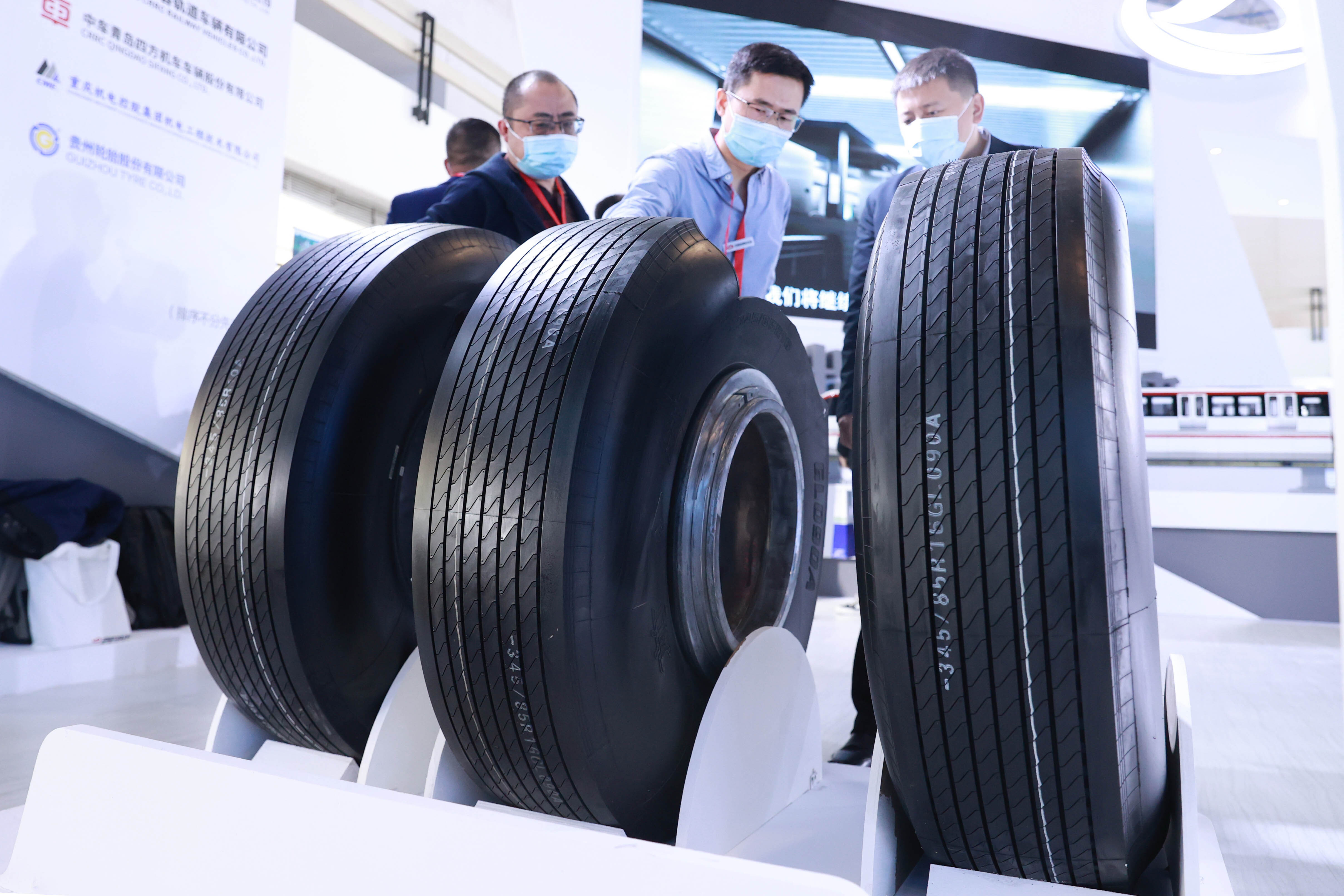 2020年10月21日,北京,工作人员在介绍展出的跨座式单轨交通车辆轮胎.