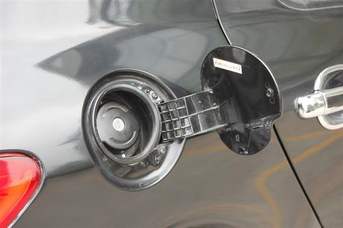 油箱上的小孔有大作用,别等车开烂了才知道_凤凰网汽车_凤凰网