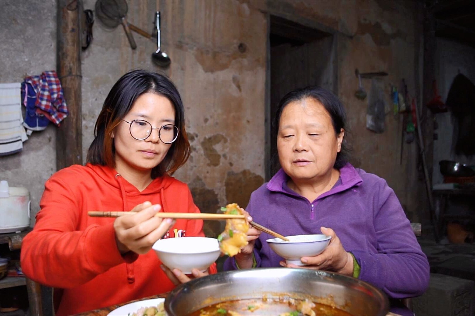 结婚后儿媳妇和农村婆婆同住，一天到晚干农活，看婆婆如何待儿媳