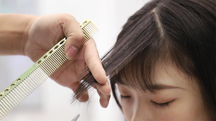 使用吸发器把碎发通通吸走,简单点来说 逛街时进入快剪店剪完头发就