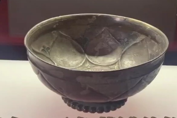 武博珍藏文物：镀金口三鱼莲瓣纹银碗