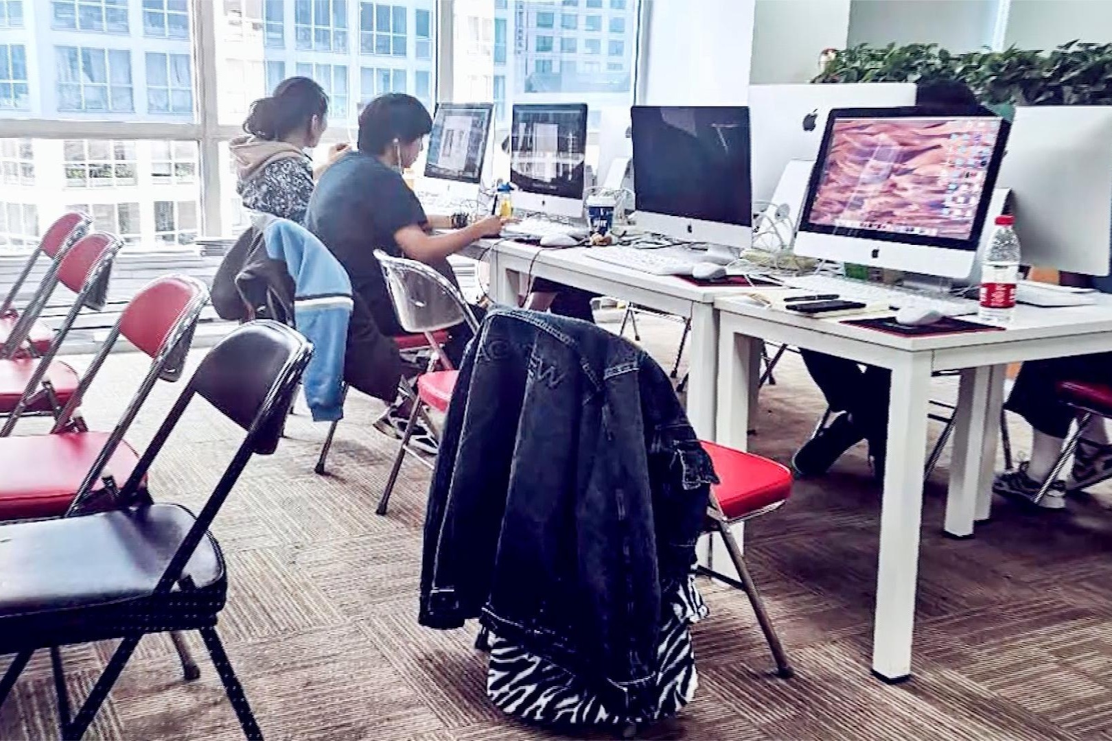 相比较而言原画师的工作比较固定