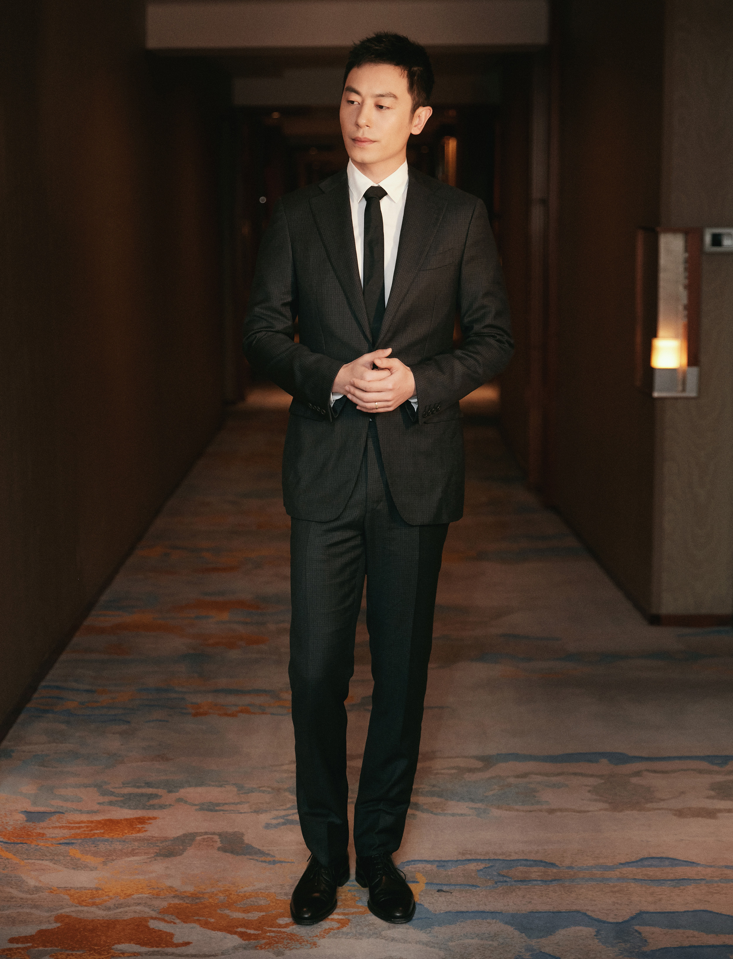 朱亚文亮相抗美援朝70周年纪念晚会 与何冰朗诵《冰血长津湖》__凤凰