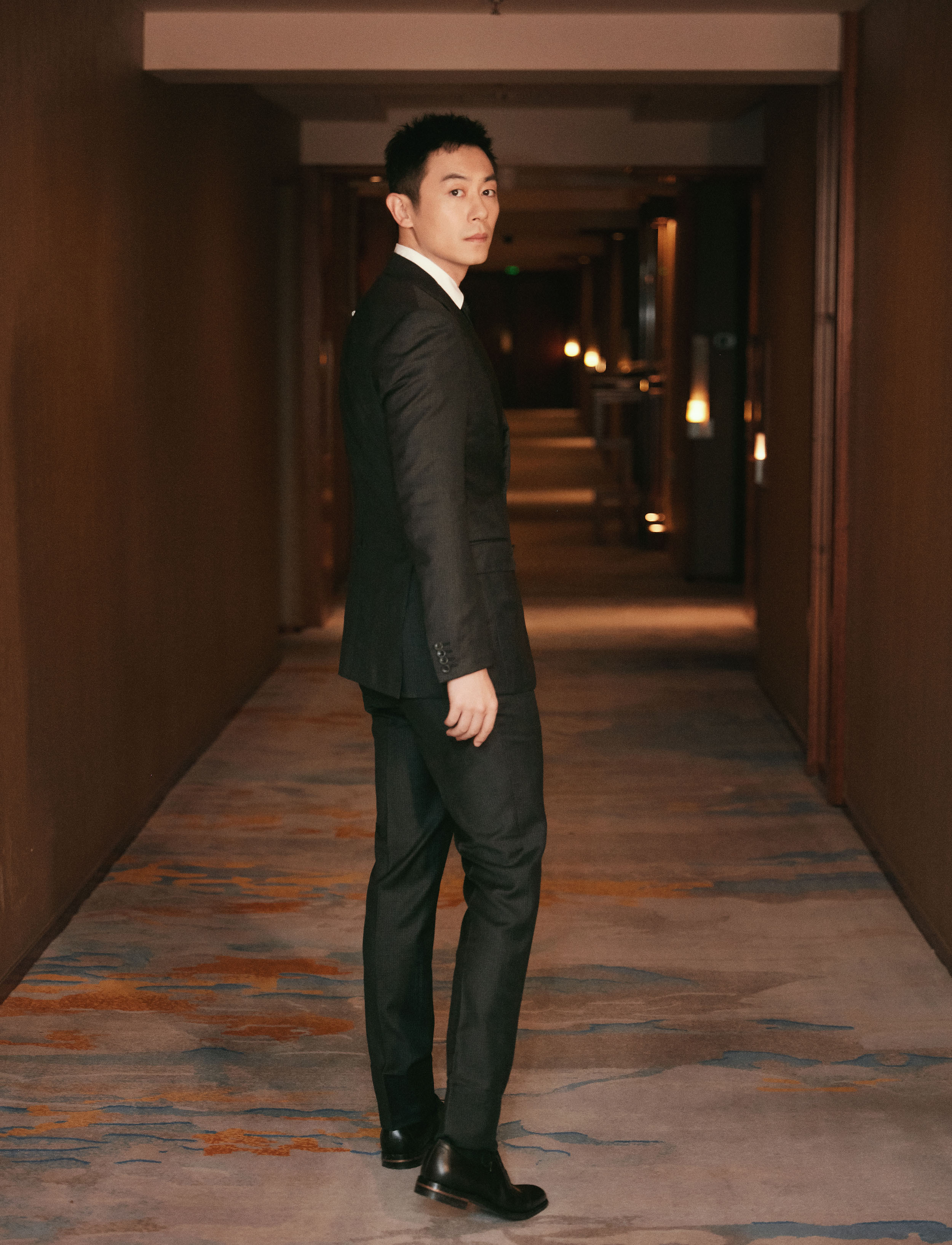 朱亚文亮相抗美援朝70周年纪念晚会 与何冰朗诵《冰血长津湖》__凤凰