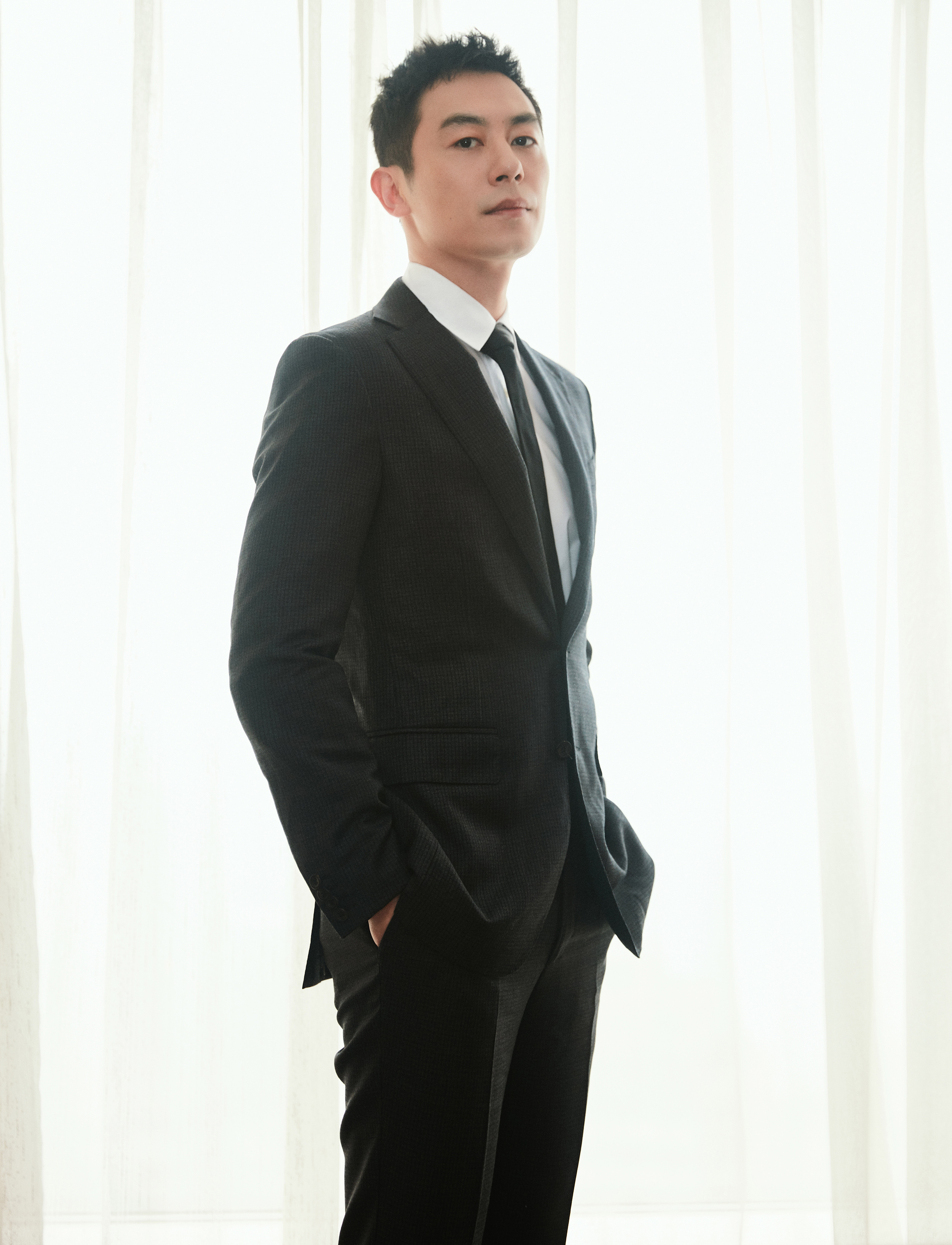 朱亚文亮相抗美援朝70周年纪念晚会 与何冰朗诵《冰血长津湖》__凤凰