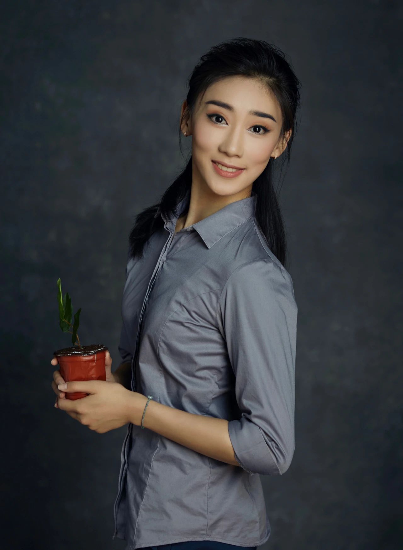 和青年舞蹈演员李晓慧的交谈时间并不长,她刚吃完午饭,从红河大剧院的