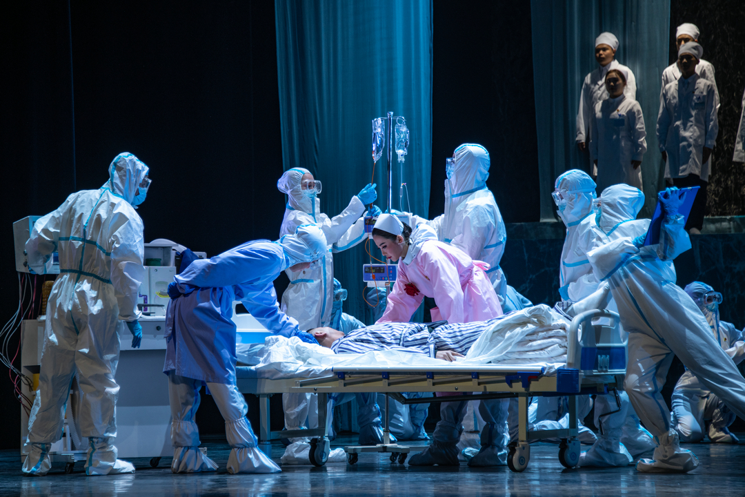 抗疫题材歌舞剧《天使》在沈阳上演__凤凰网