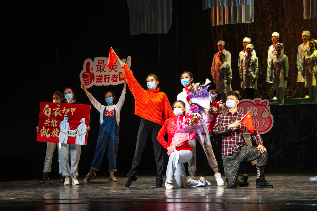 抗疫题材歌舞剧《天使》在沈阳上演__凤凰网