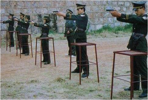 ▼90年代警察进行射击训练