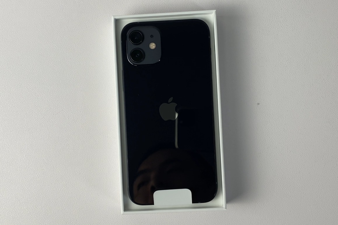 iphone12黑色版开箱还是黑色耐看经典