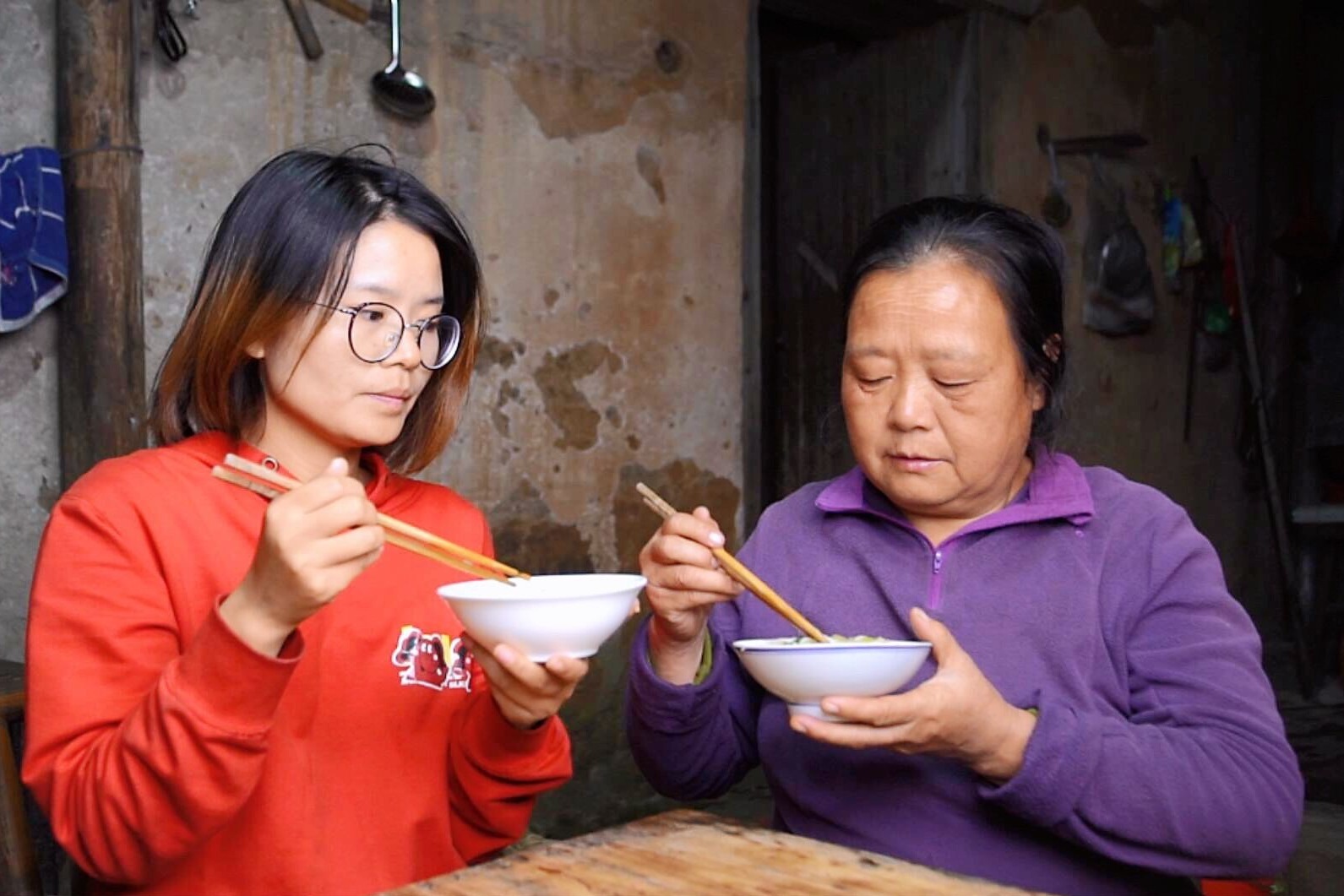 儿媳妇喜欢吃肉，婆婆提早一天做准备，看农村婆婆给儿媳做啥吃的_凤凰网视频_凤凰网