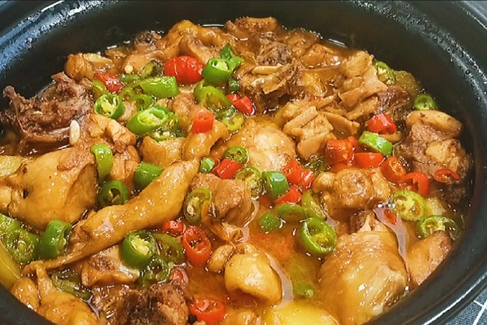 鸡肉用砂锅炖鲜嫩入味软滑不柴汤汁浓稠可以浇面条浇米饭