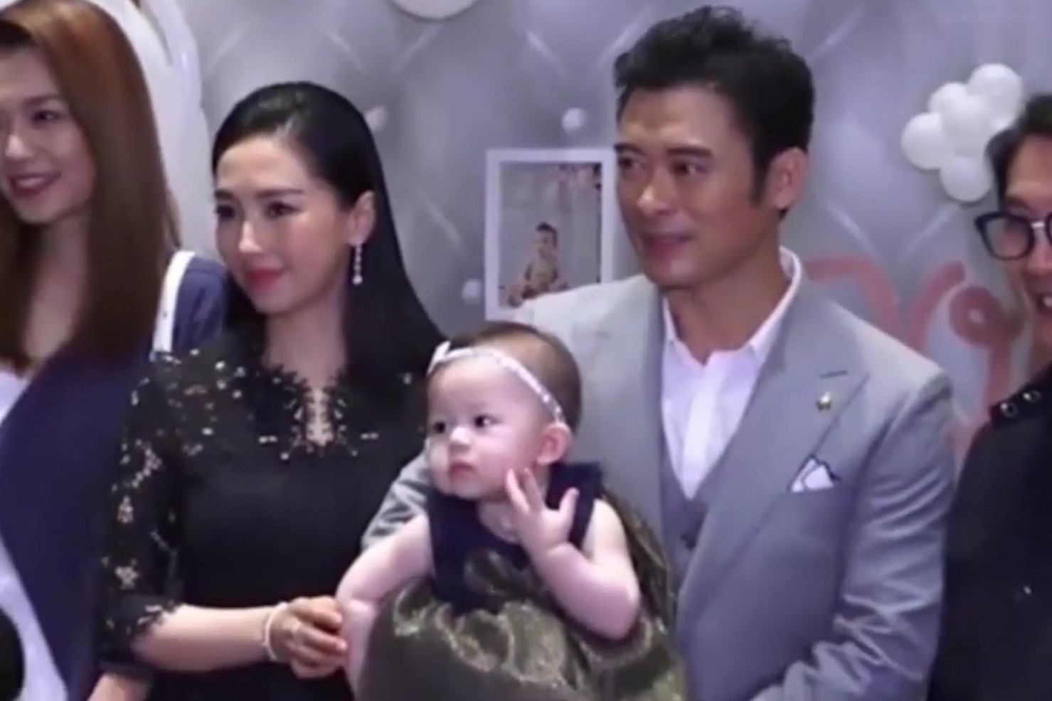 樊少皇老婆官宣二胎得女，俩女儿穿公主裙，一家四口庆满月