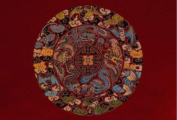 基于当地独特的地域文化形态,最终也形成了独具美学风格的黎族图腾