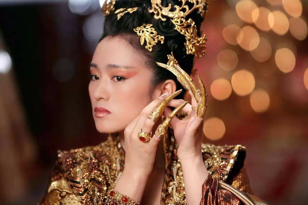 中国古代的妃子为什么喜欢留长指甲？