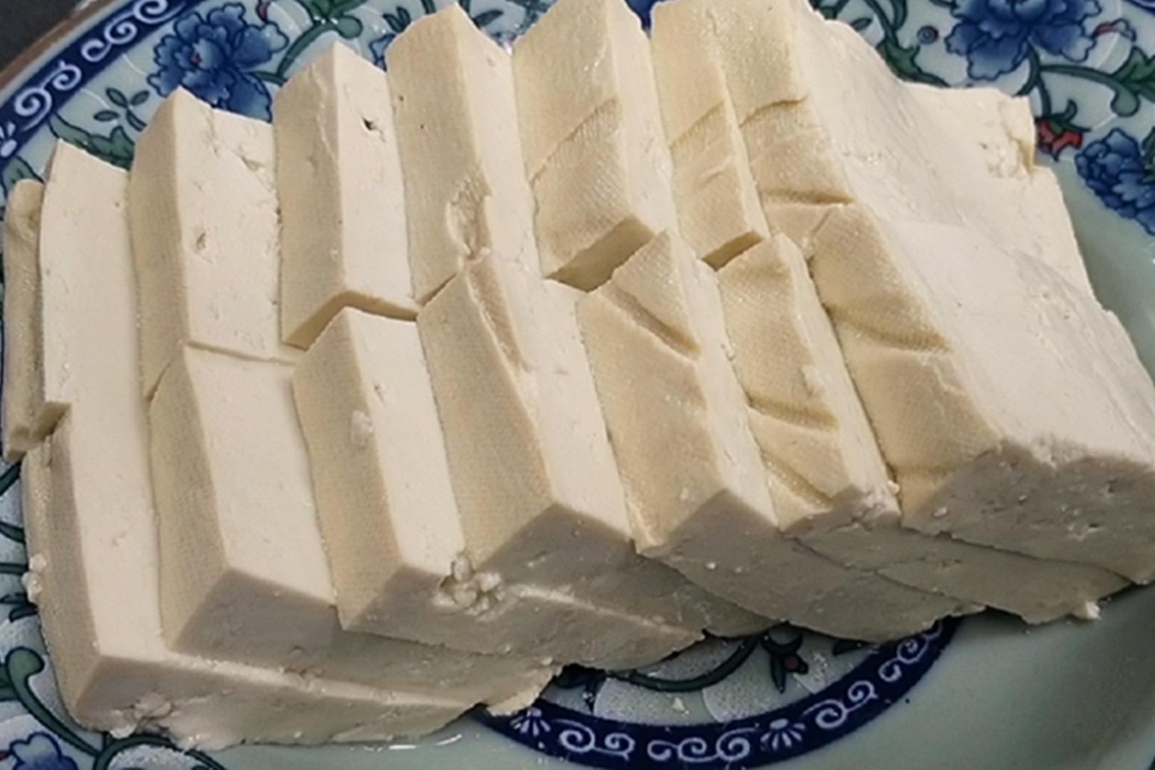 豆腐北方人喜欢炖着吃,做法简单,细腻鲜嫩,天天吃也不够