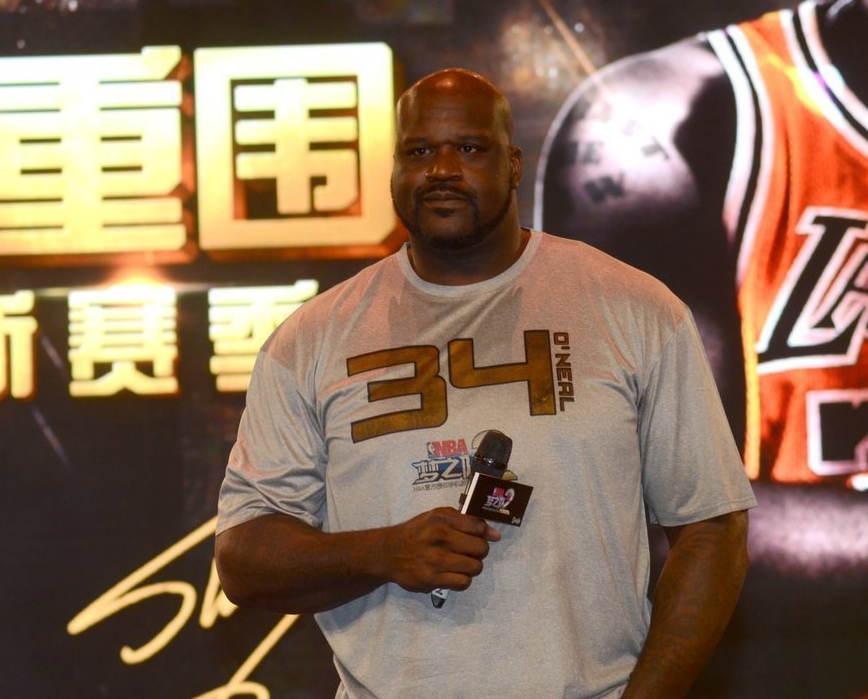 "大鲨鱼"奥尼尔戴雷锋帽 目不转睛宝贝身材火辣