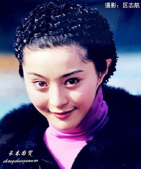 据了解当时范冰冰刚满18岁,非常稚嫩.照片中,范冰冰