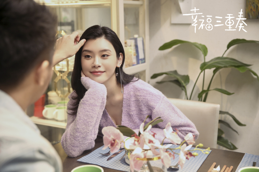 奚梦瑶何猷君《幸福三重奏》开播 西柚cp成功追星吴京_凤凰网娱乐