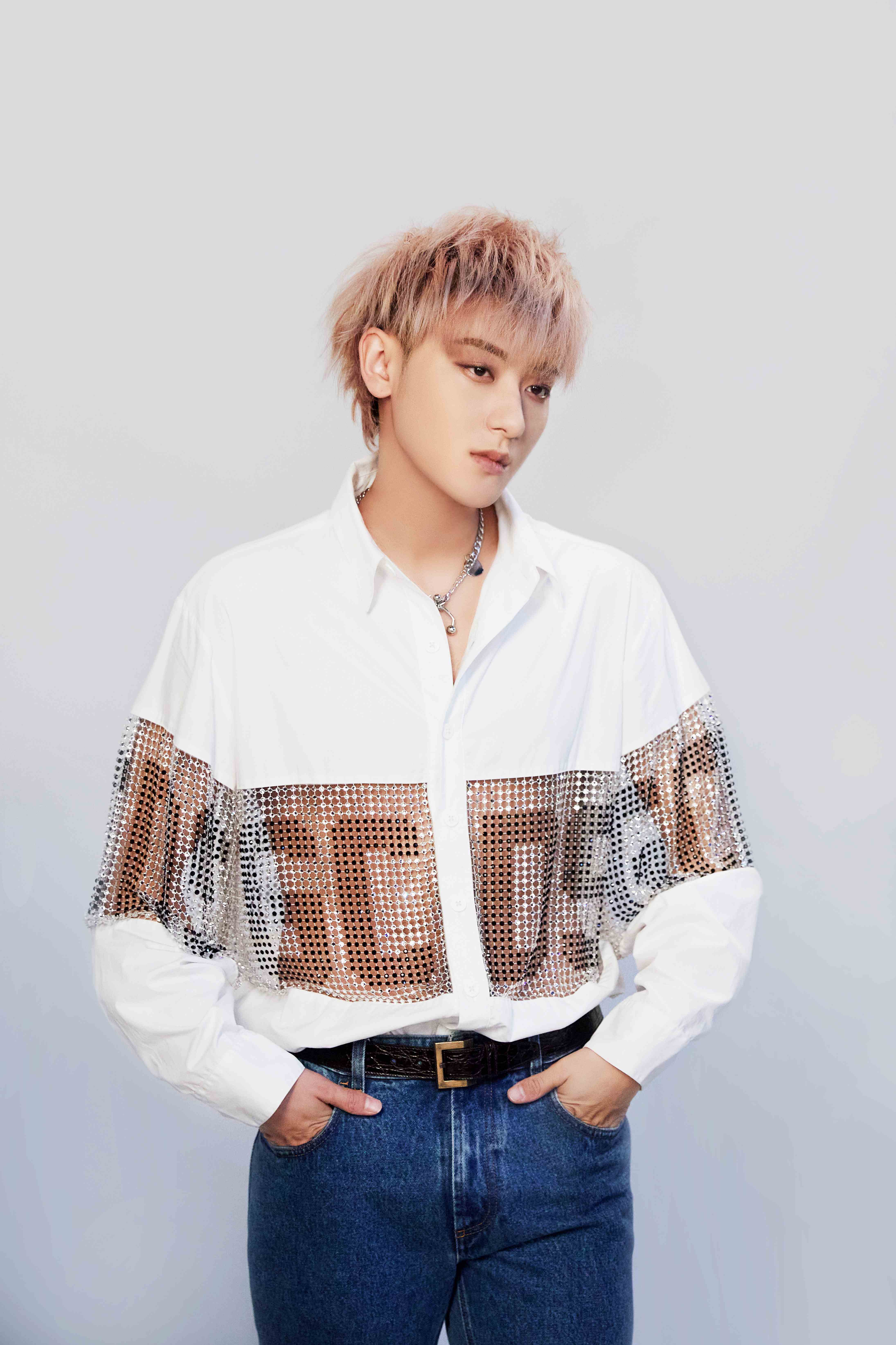 单曲《你》封面为双生主题,黄子韬的剧中角色与现实中歌手身份相呼应