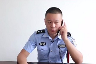 霸气警察叔叔在线震慑骗子，分秒追回钱款！