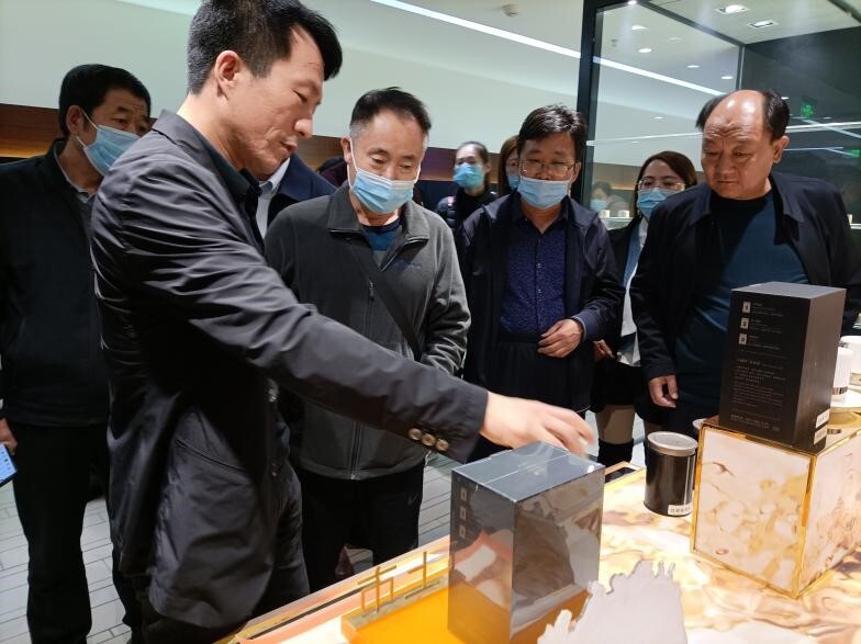 杨有成董事长与日照市调研领导们做了深入的交流与