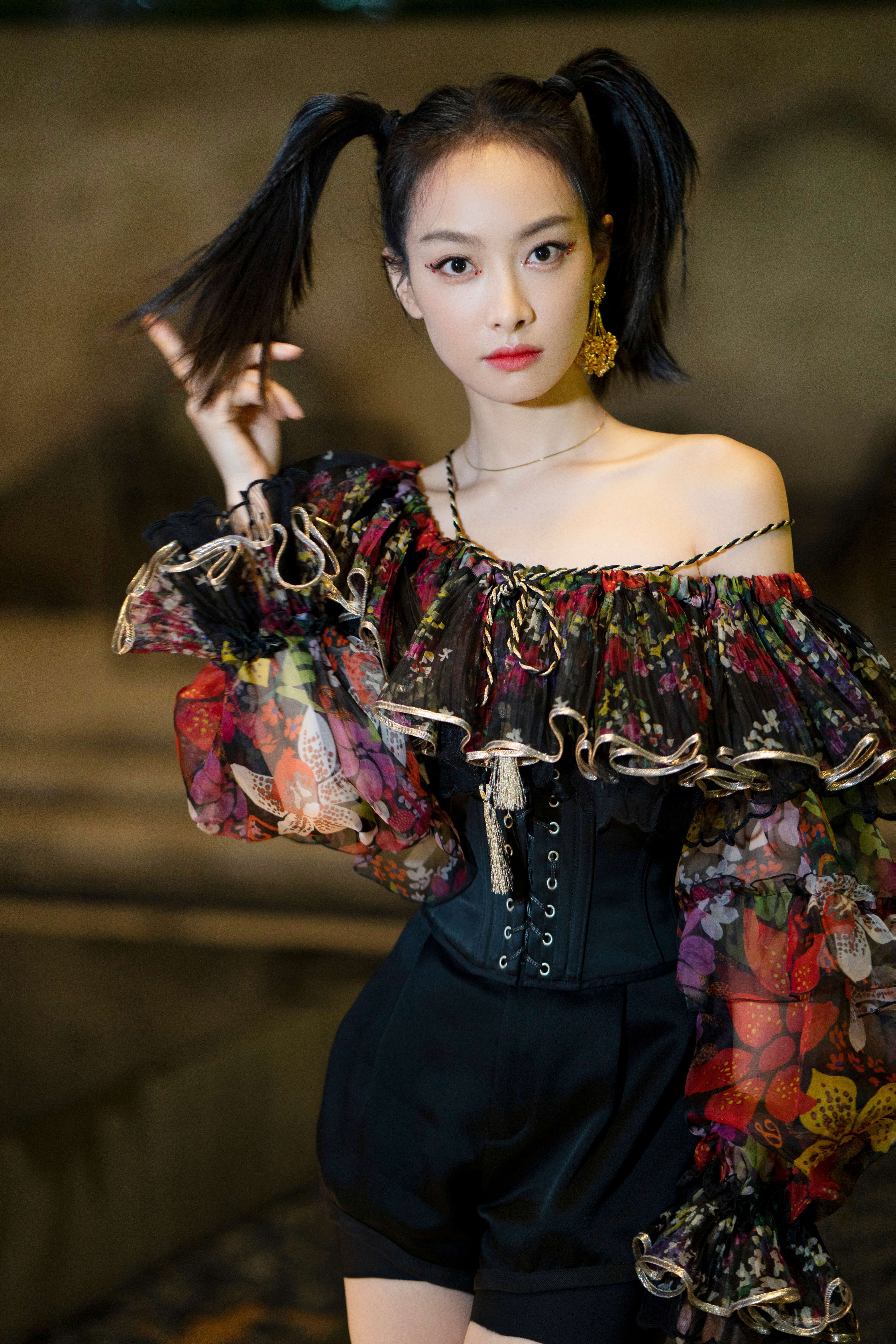 查看更多高清图片宋茜由主舞台中心闪亮登场,表演新专辑主打歌《up to