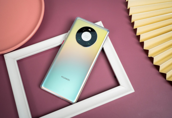 在色彩匹配方面,这次华为mate40选择两种材质和5种颜色,除了素皮版的