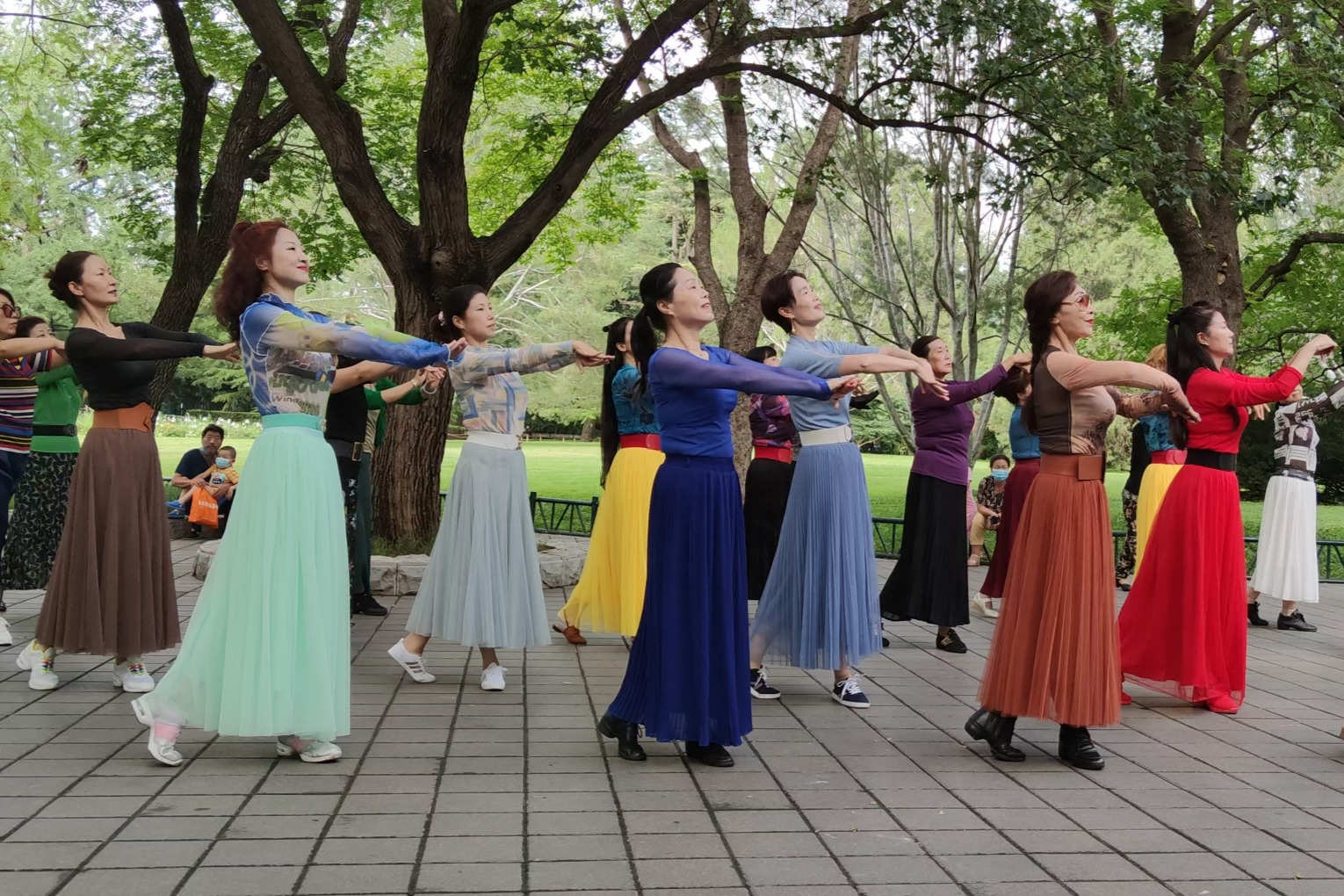 广场舞《草原恋》舞步整齐好看,舞曲好听,跳得太棒了