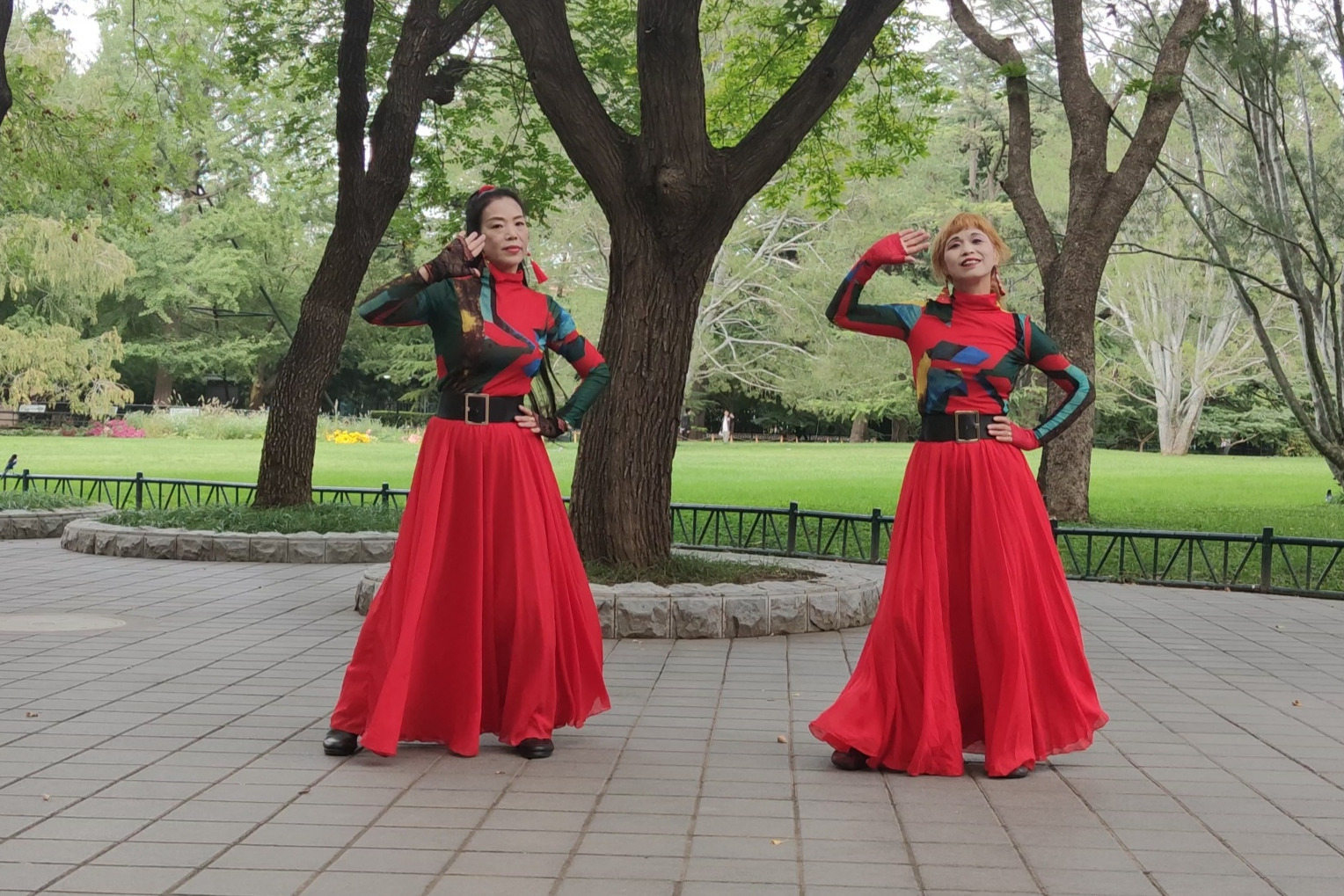 广场舞《你是我的香巴拉》音乐动感，姐妹俩跳得太棒了