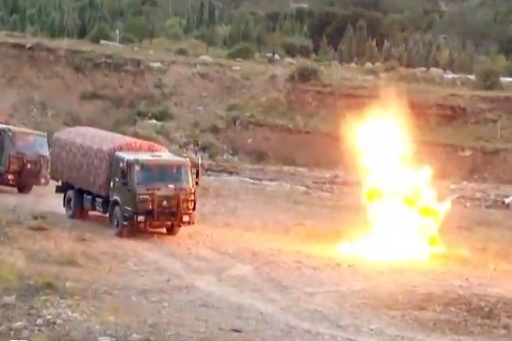 专业操作请勿模仿！没有千斤顶 兵哥哥也能换轮胎